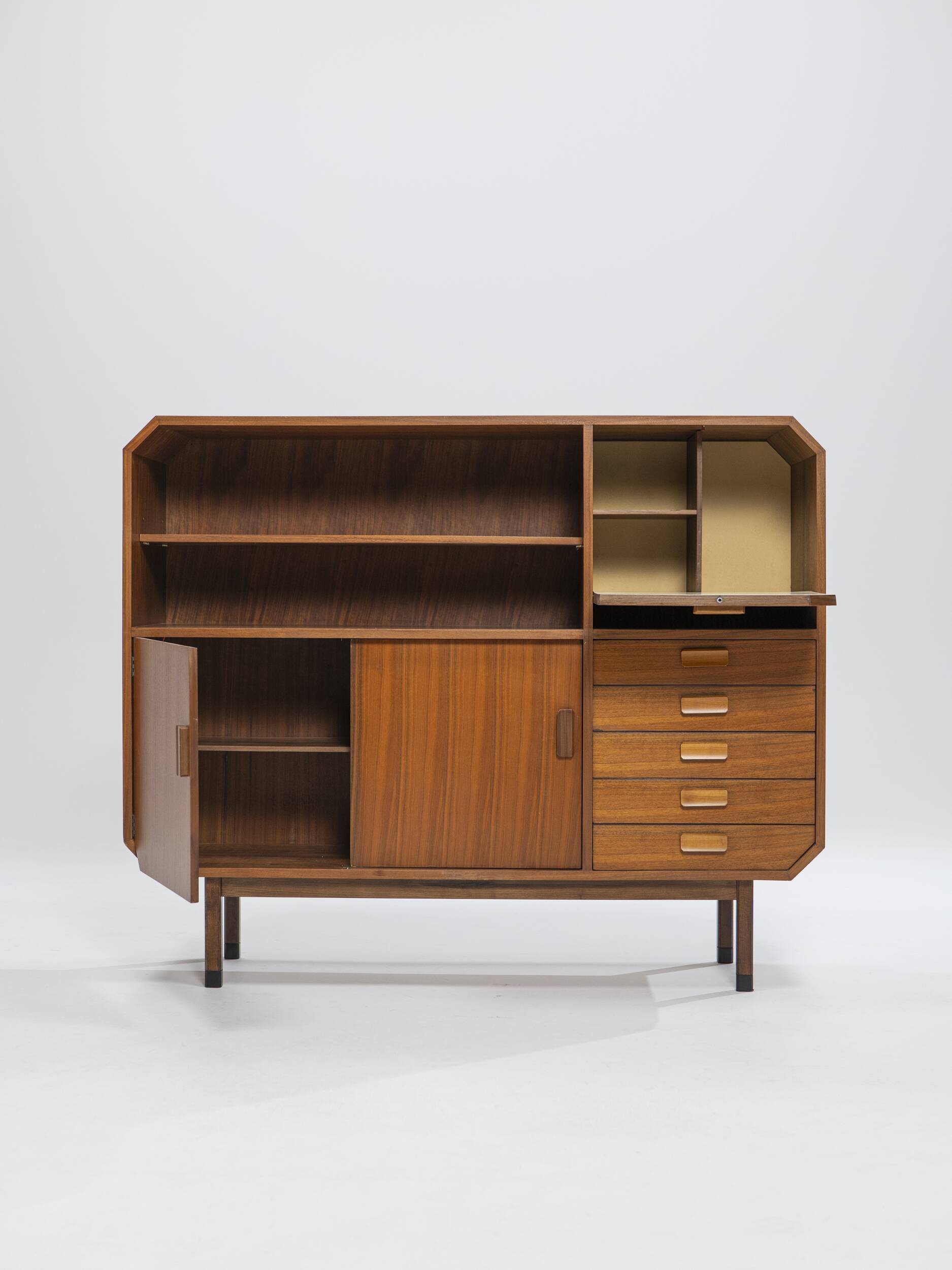 Buffet haut en teck, Italie, années 1960
