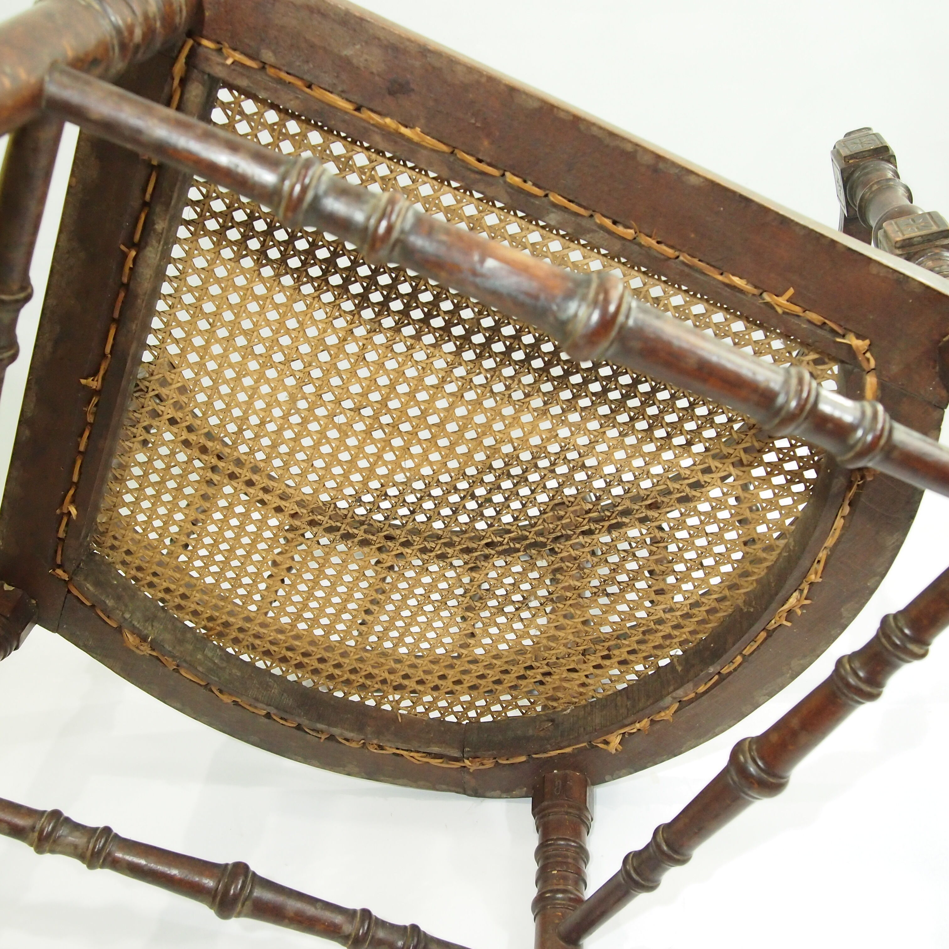 Traditional canning corner chair