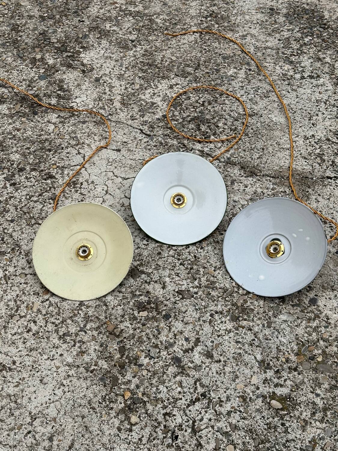 Lot of 3 vintage enamelled sheet metal lampshade pendants, industrial retro farmhouse