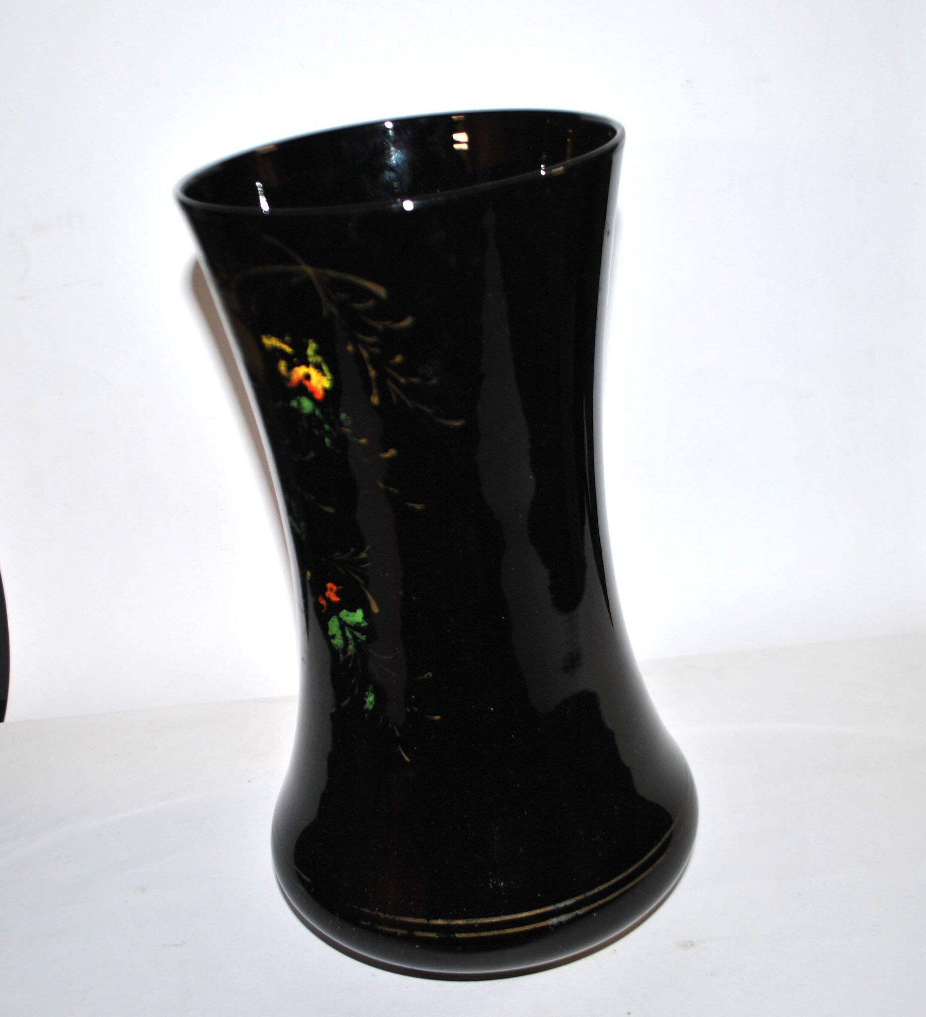 Vase Charles X en opaline noir décor émaillé fleuri peint à la main