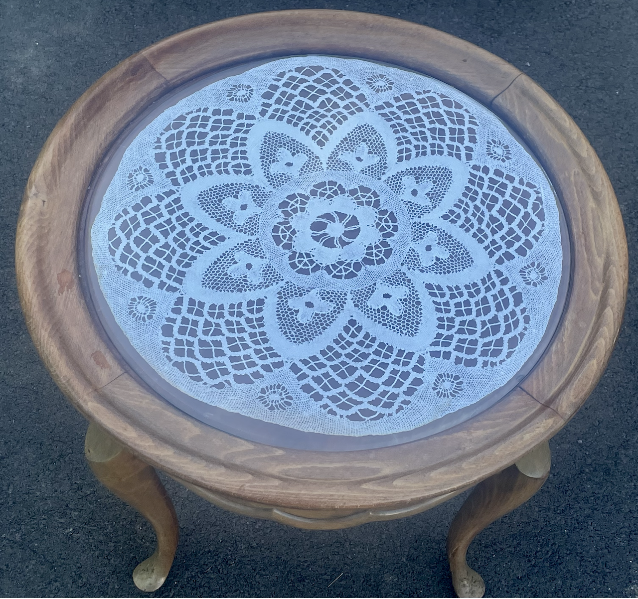 Coffee table with round shape