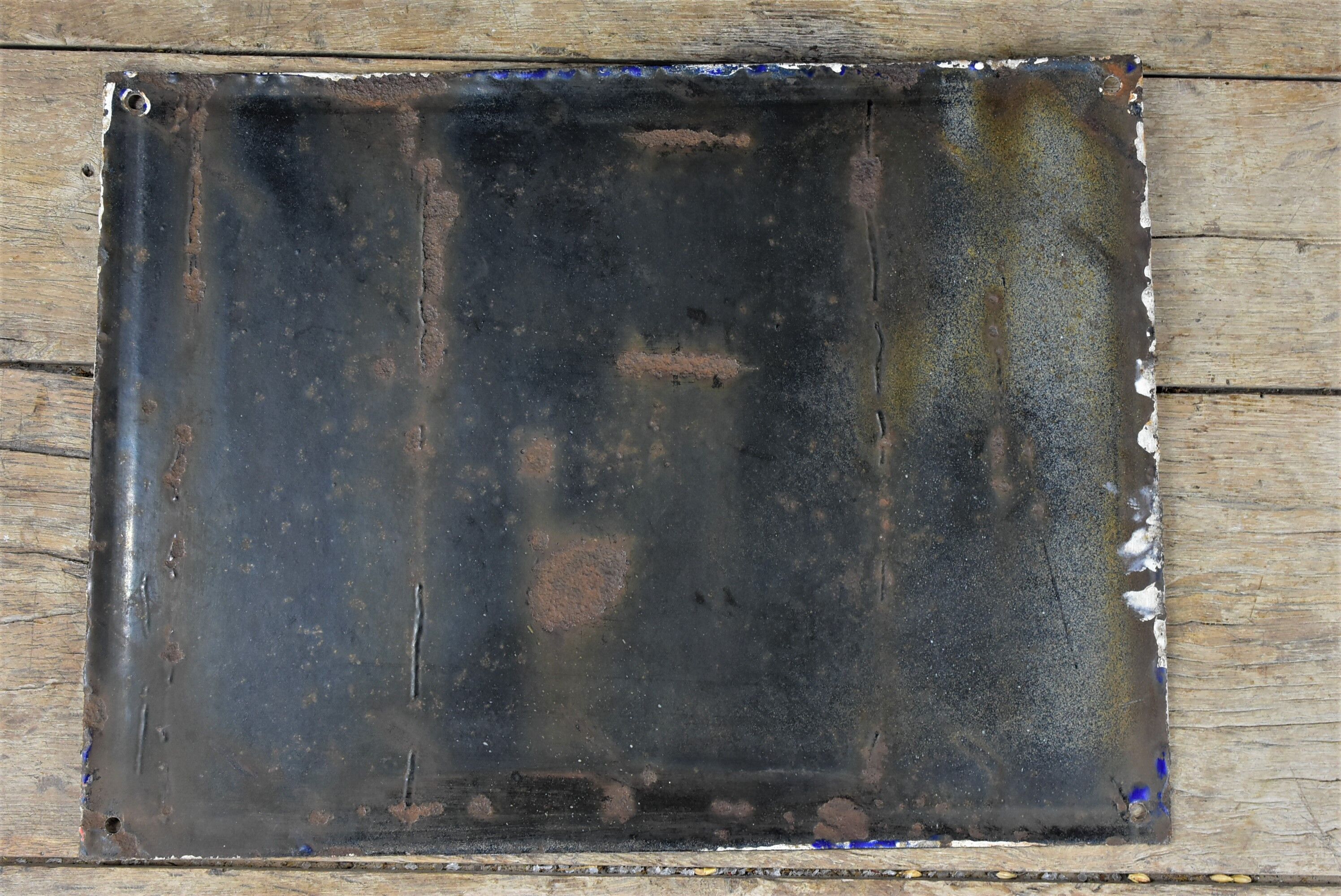 Enamelled plate, parking defense