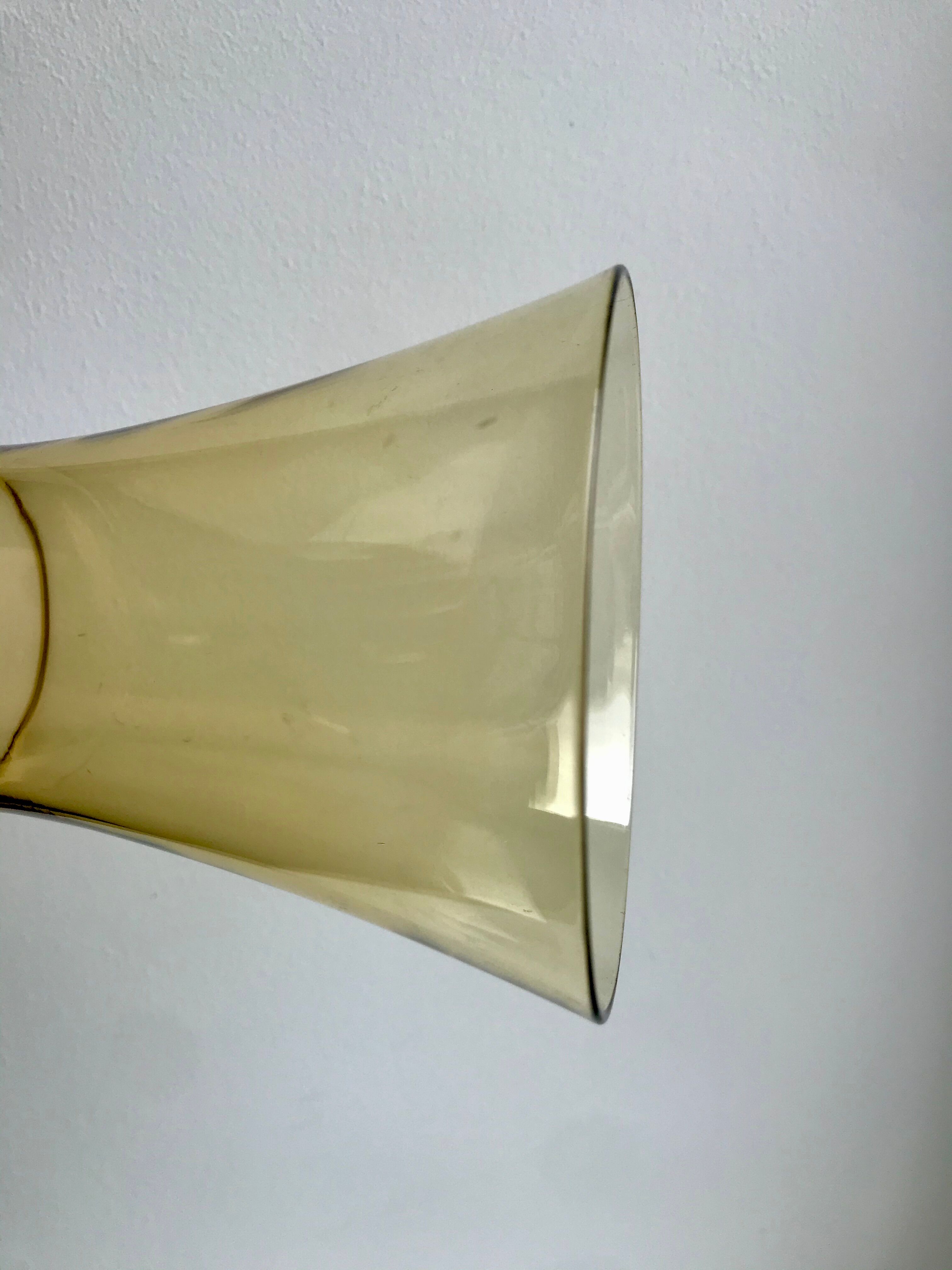 Vase diabolo en verre ambré années 70