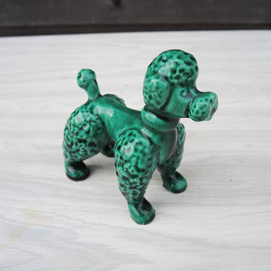 Ancienne figurine caniche en barbotine verte