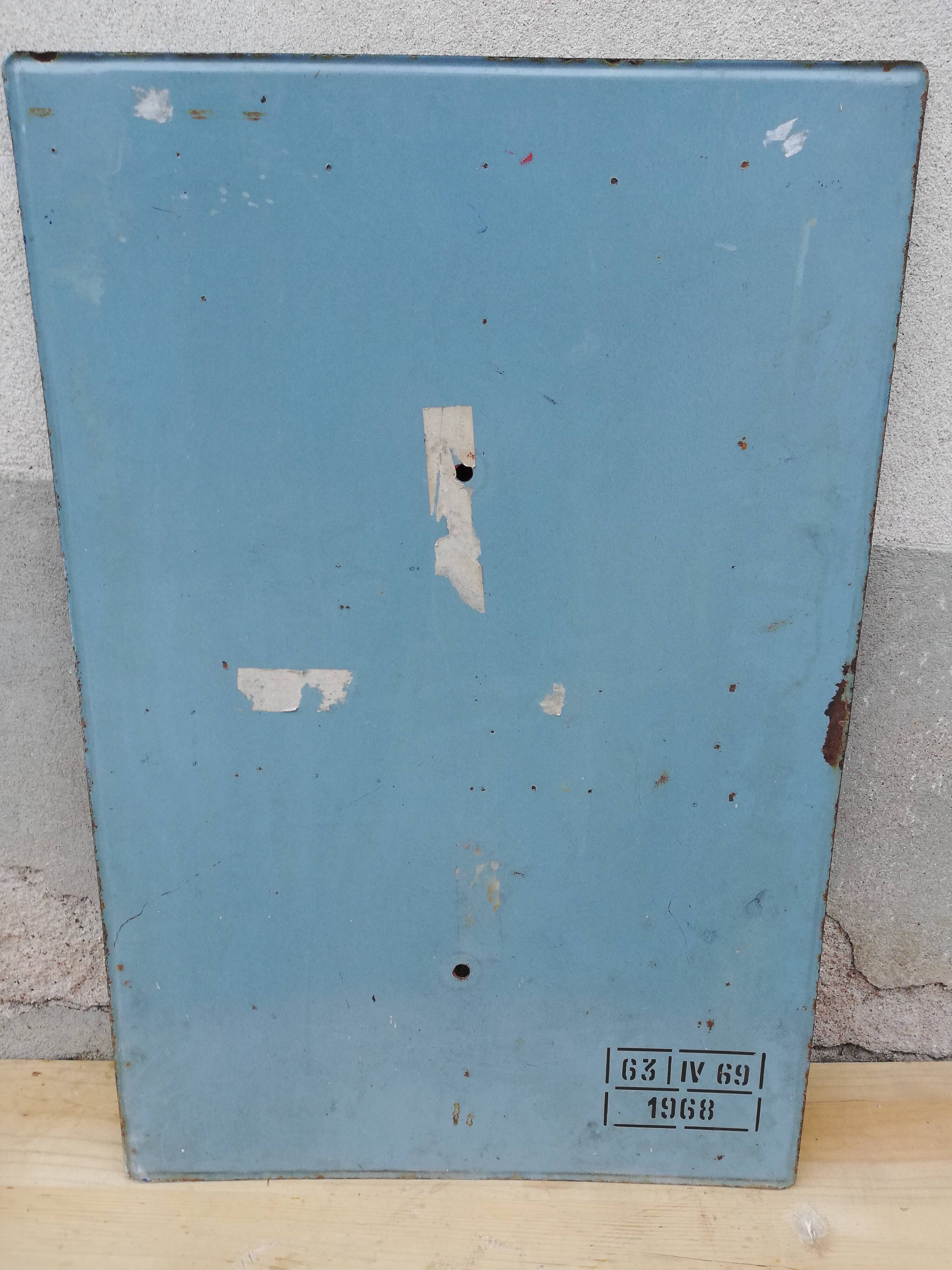 Enamelled plate former emergency post