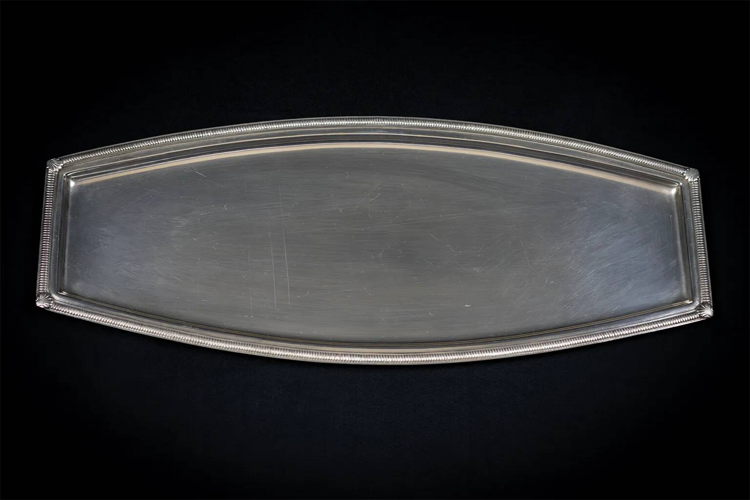 Silver-plated metal cake dish, shell design – hallmarked, 38 x 15 cm