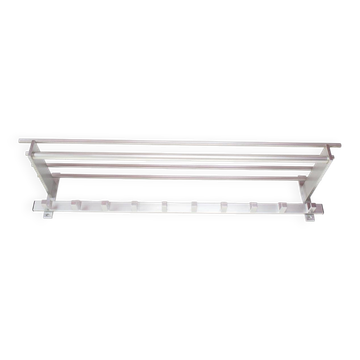 Grand porte-manteau mural en aluminium avec étagère c. 1980 (100 cm)