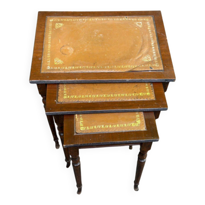 3 tables gigognes anglaises en bois massif et cuir fauve des années 50
