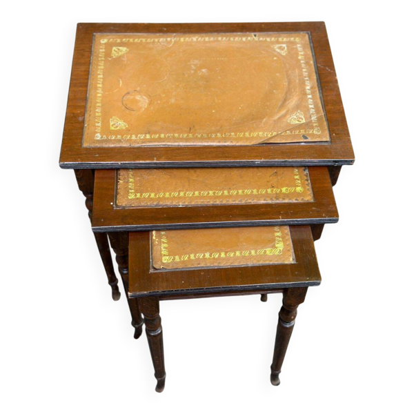 3 tables gigognes anglaises en bois massif et cuir fauve des années 50