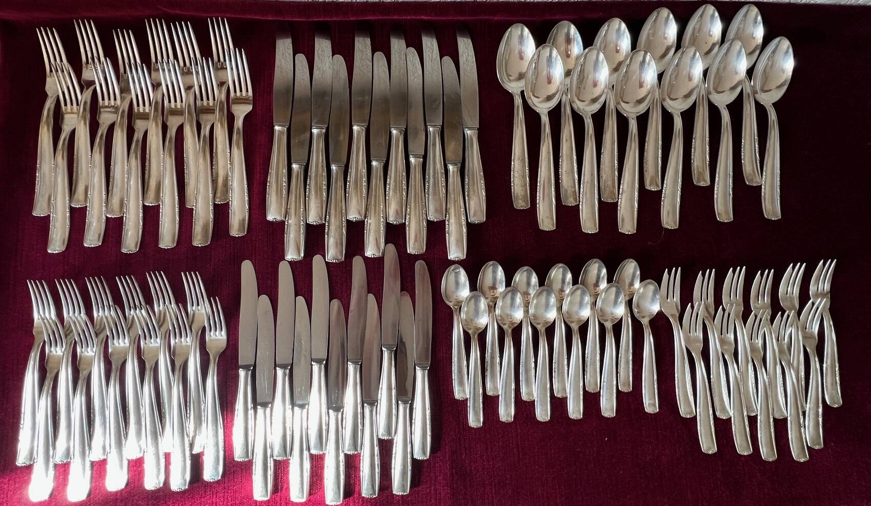 A cutlery set of 81 pieces.