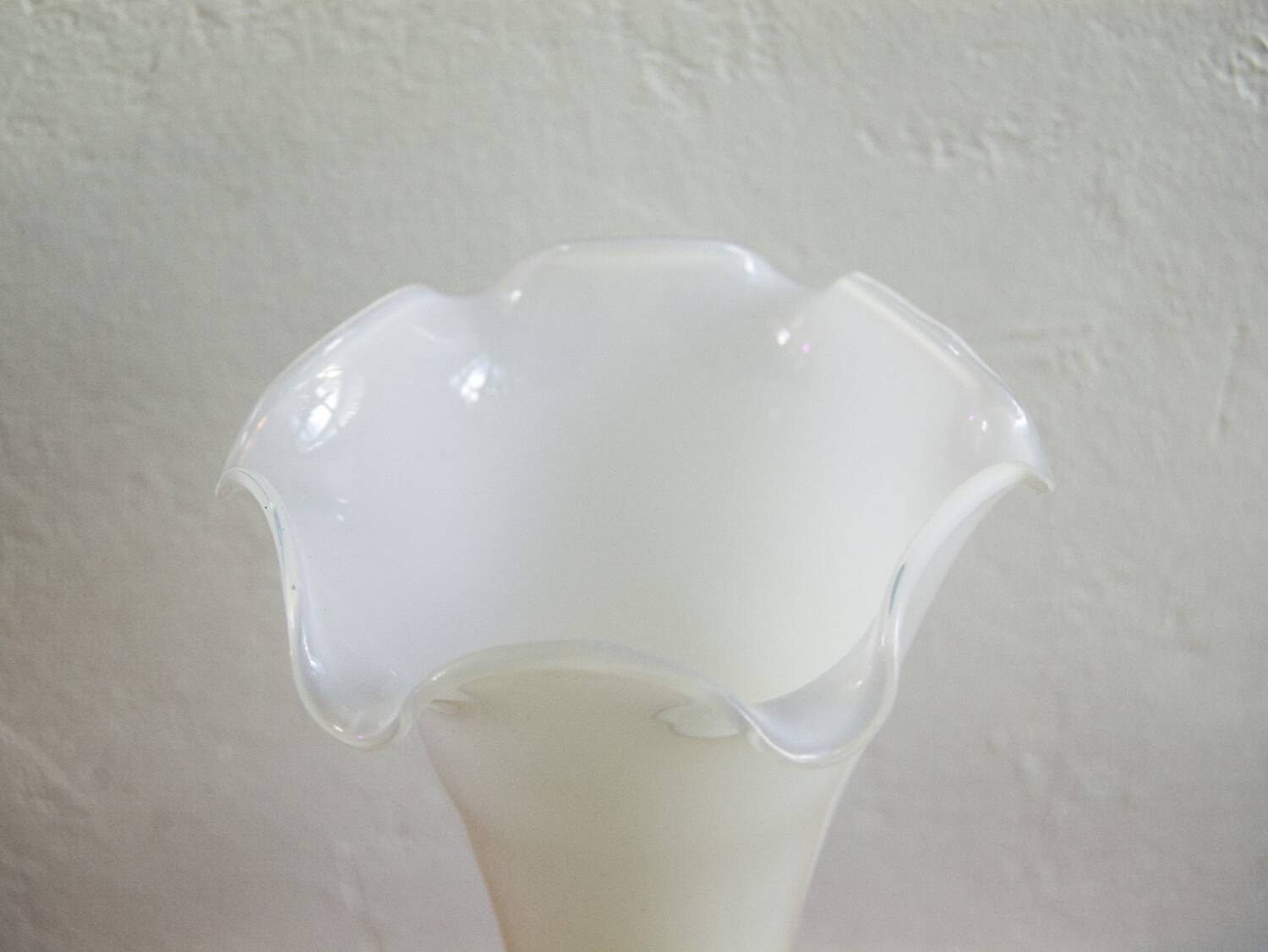Vase vintage en verre opalin – Blanc et améthyste, années 1970/80