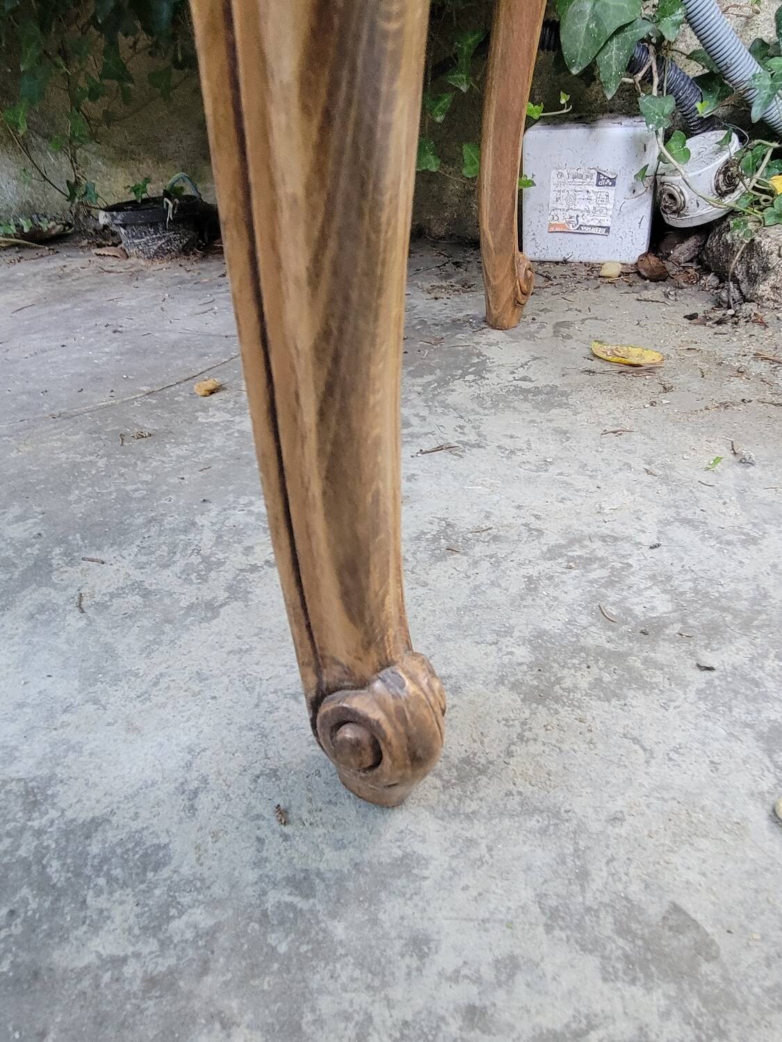 Louis XV coffee table in oak and cherry marquetry.