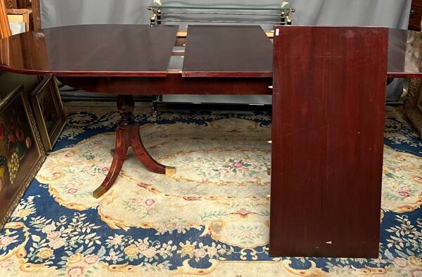 Table à manger de style Empire avec deux éléments coulissants.