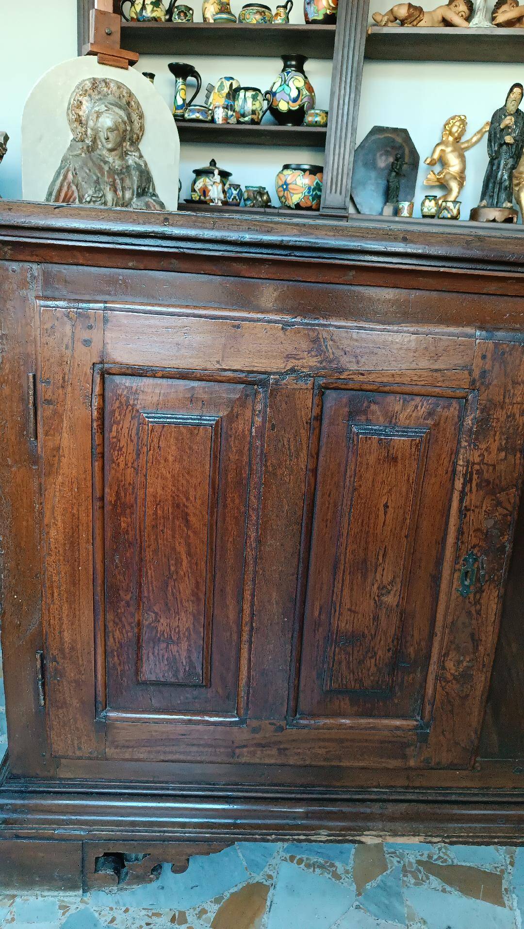 Grand Buffet Antique Du 17ème Siècle En Noyer Du Nord De l'Italie