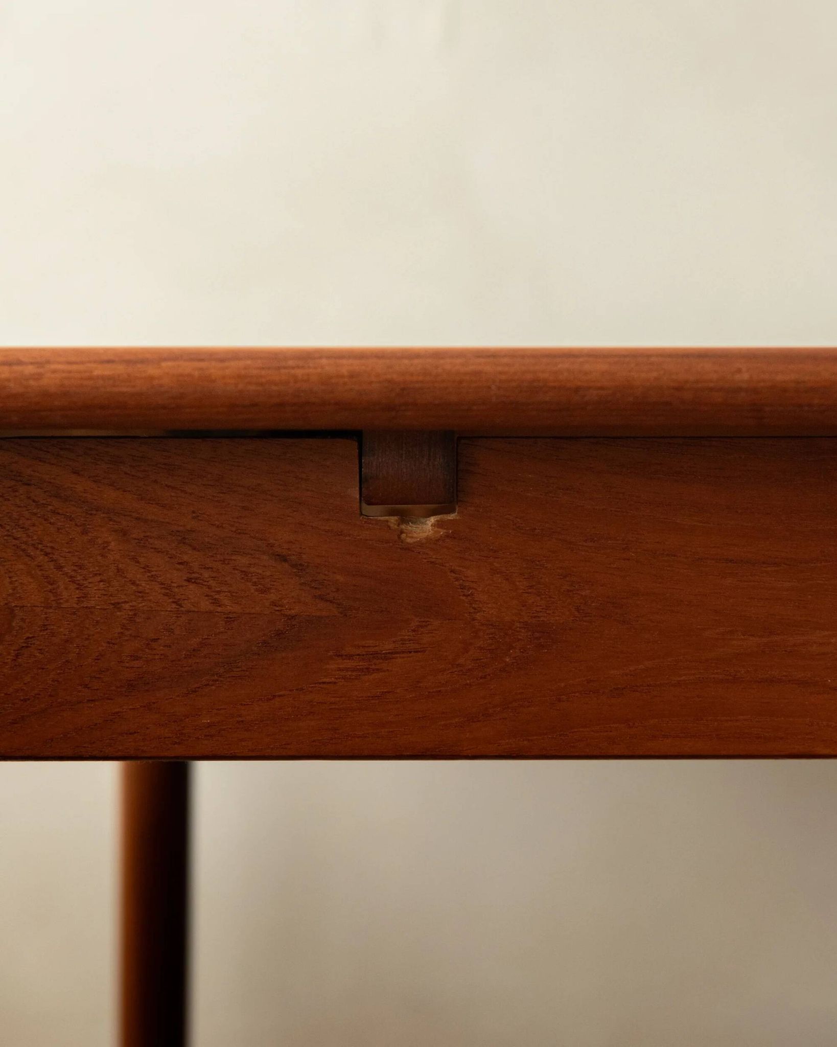 Table à manger extensible en teck moderne danois modèle 24 par Ansager Møbler années 1960.