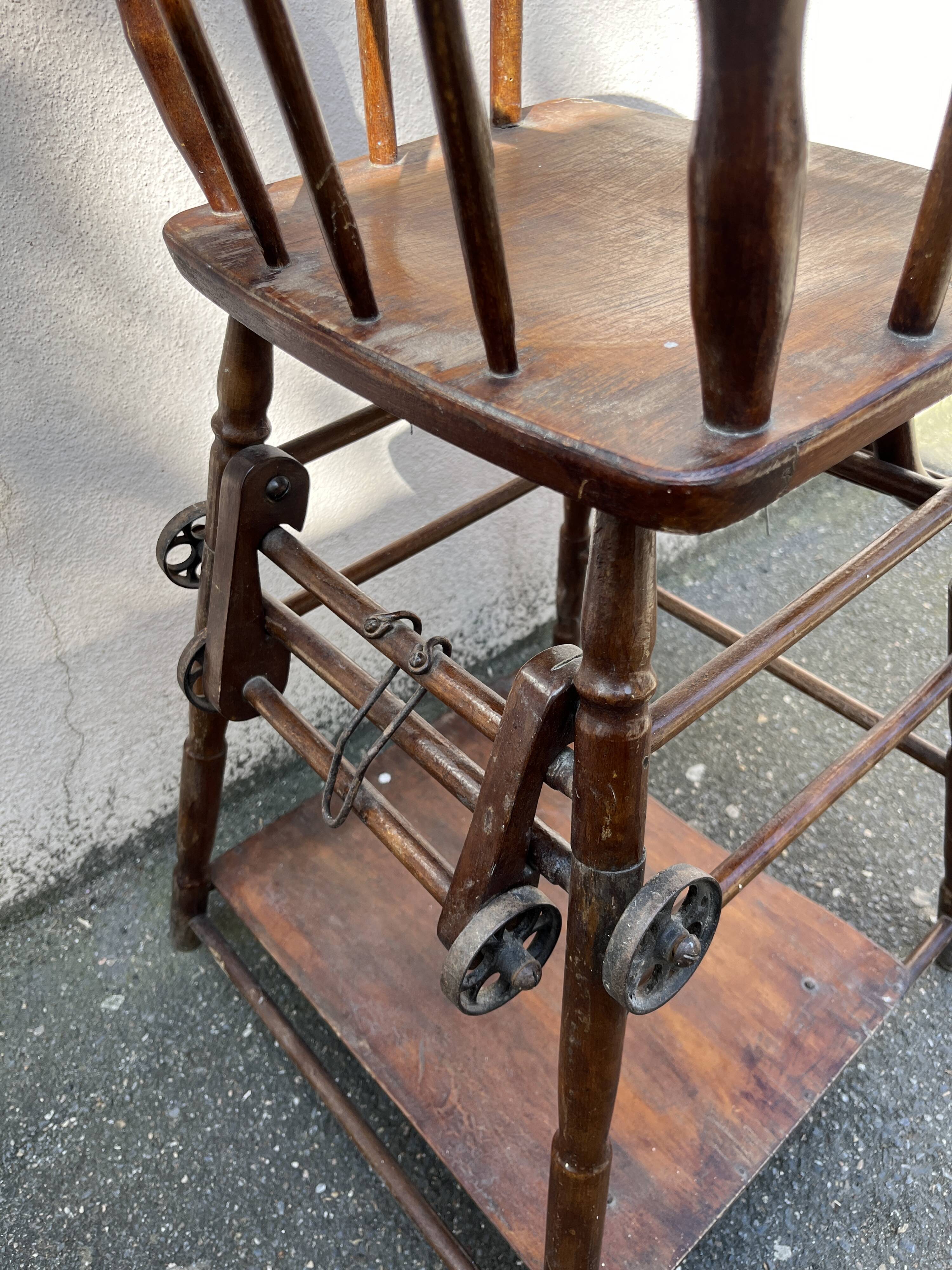 Chaise haute pour bébé en bois transformable en petit bureau des  année 50