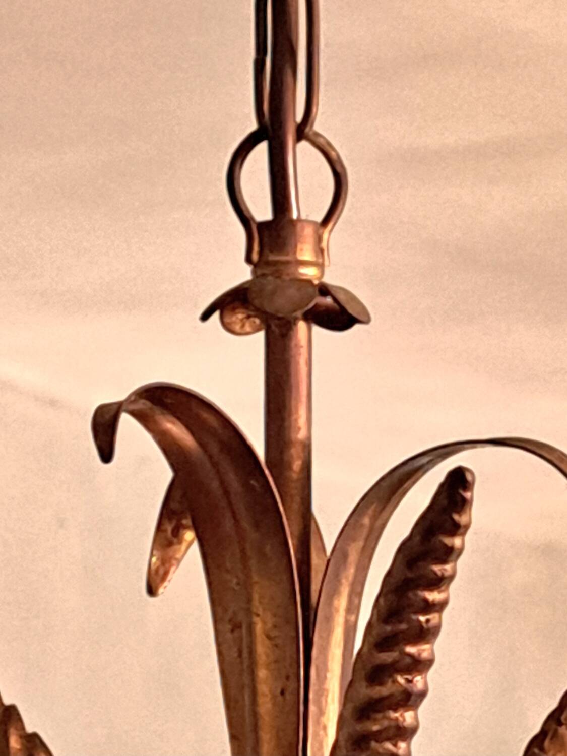Chandelier with ears of wheat and flowers in gilded metal