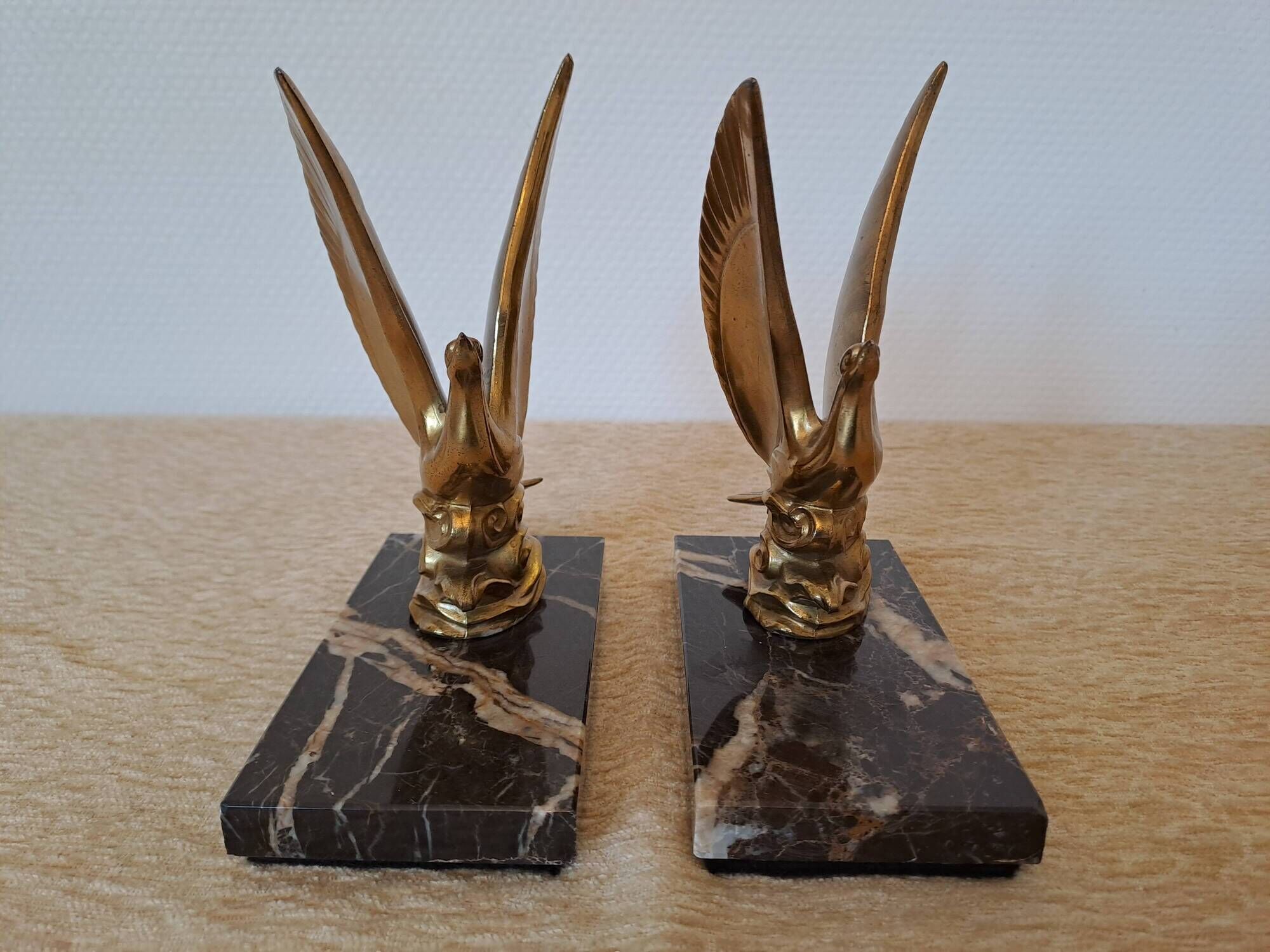 Pair of golden bird bookends on veined marble – Mid-Century vintage