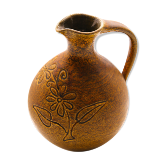 Brown pitcher and saffron yellow with naïve flowers of Accolay