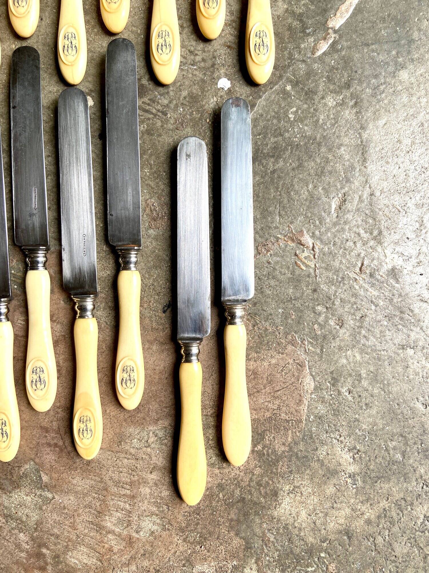 17 knives in steel, silver and monogrammed bone JE, late nineteenth century
