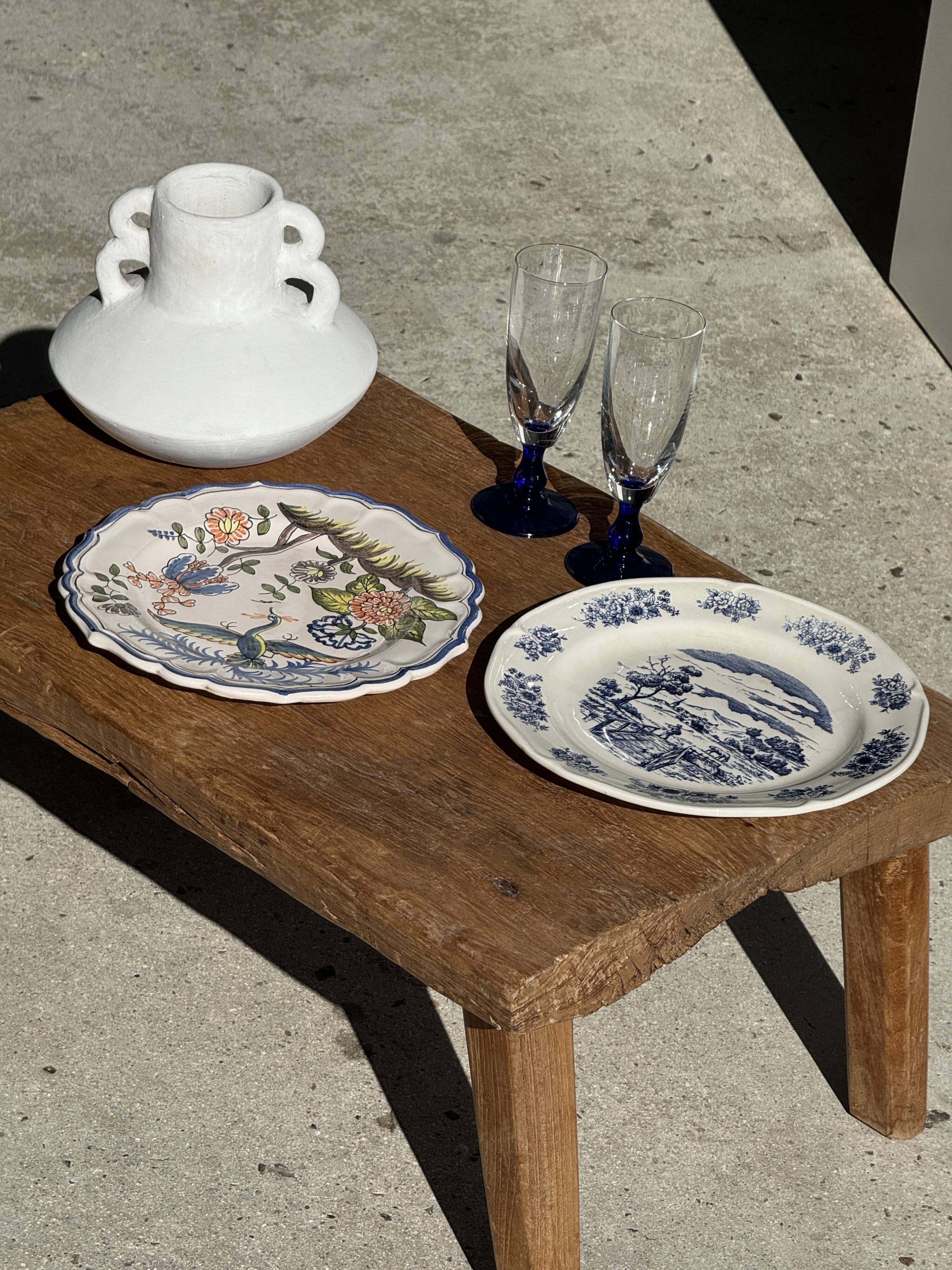 Assiette ancienne en faïence à décor de paysage bleu D24,5