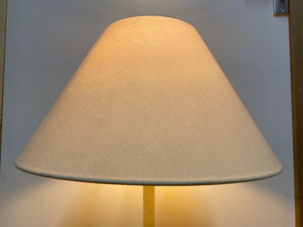 Lampadaire Gianfranco Frattini design Italie design italien de couleur blanche