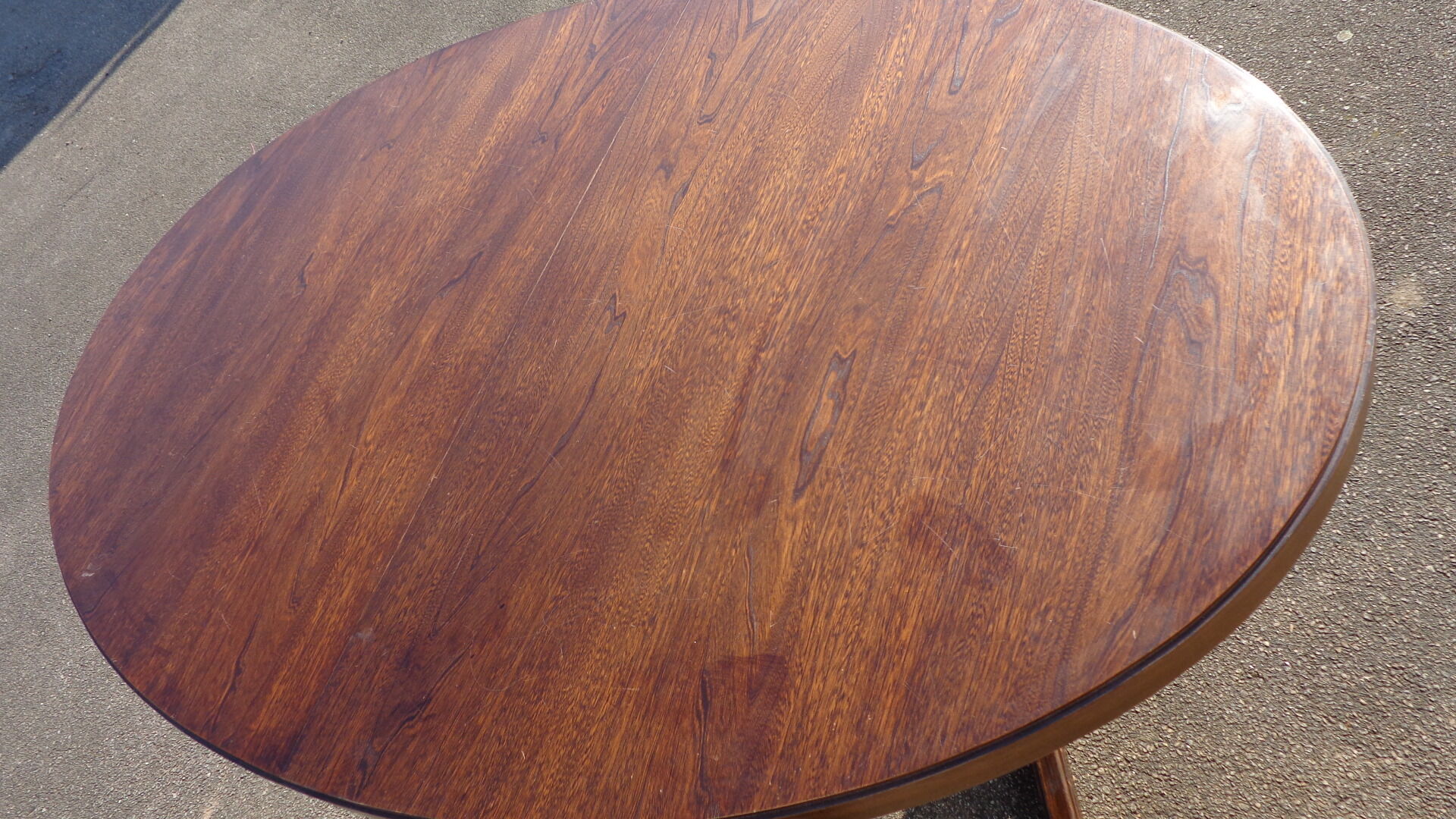 Baumann oval table