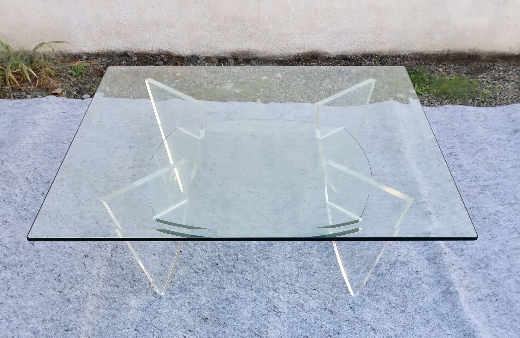 Table basse design années 1980 en verre et perspex (lucite)