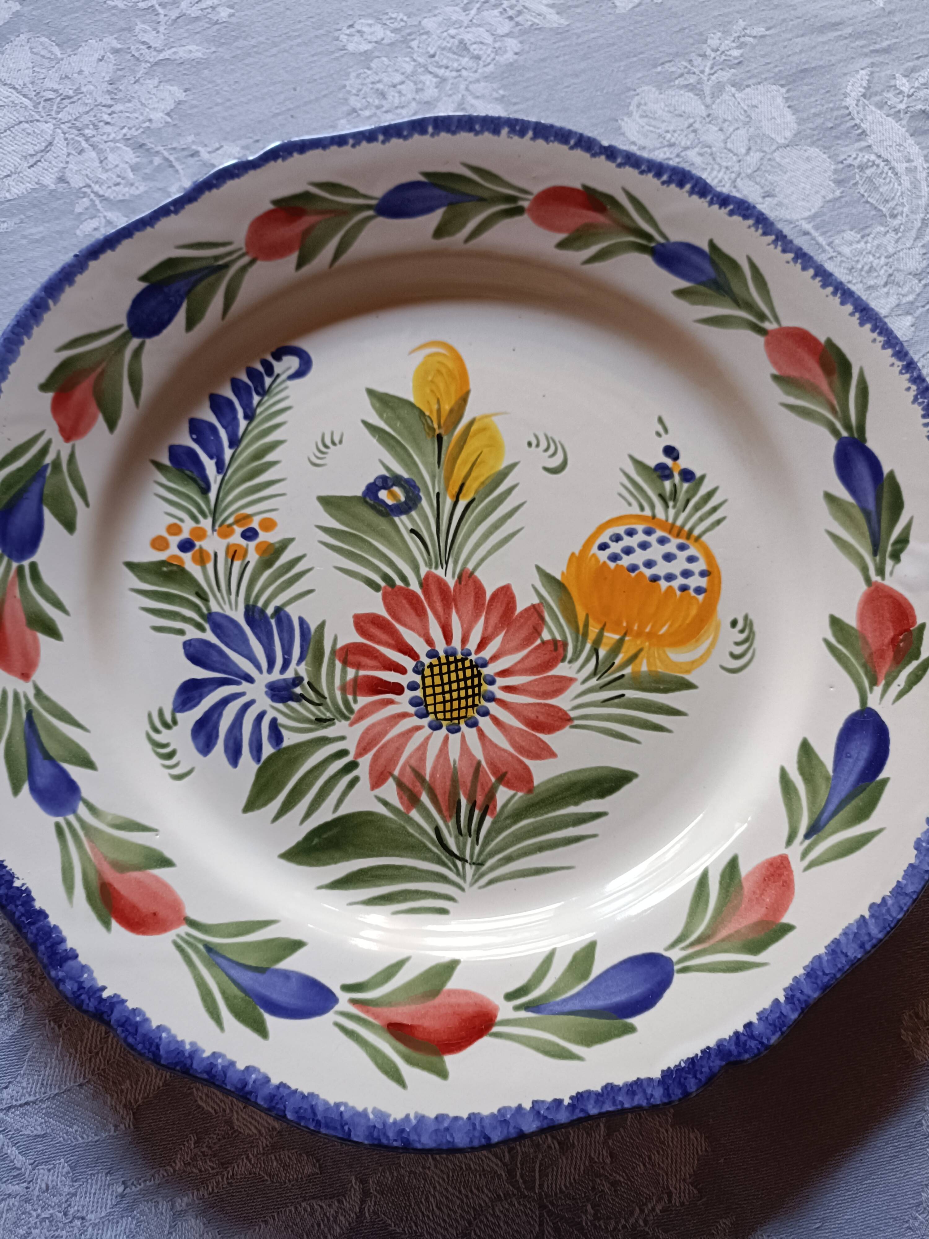 2 assiettes en faïence de Quimper peintes à la main