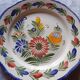 2 assiettes en faïence de Quimper peintes à la main
