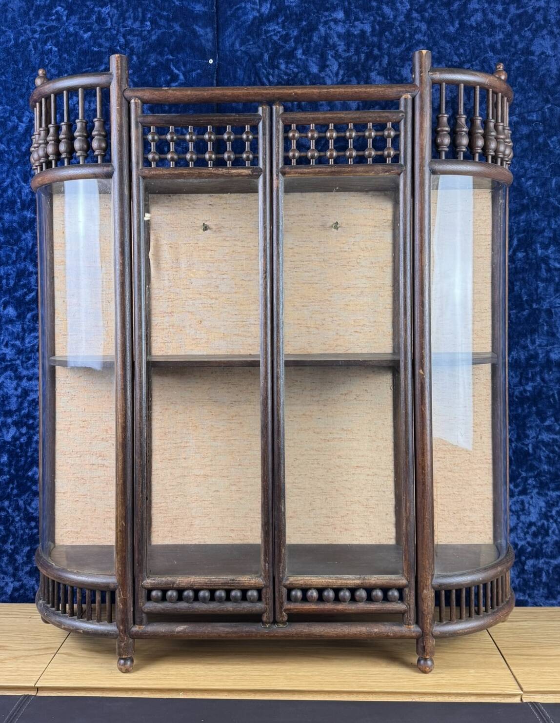 Asia 19th century: Magnificent collector's display case with tapestry background