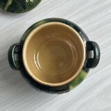 Pot à condiment en céramique verte, décoré de motifs floraux.