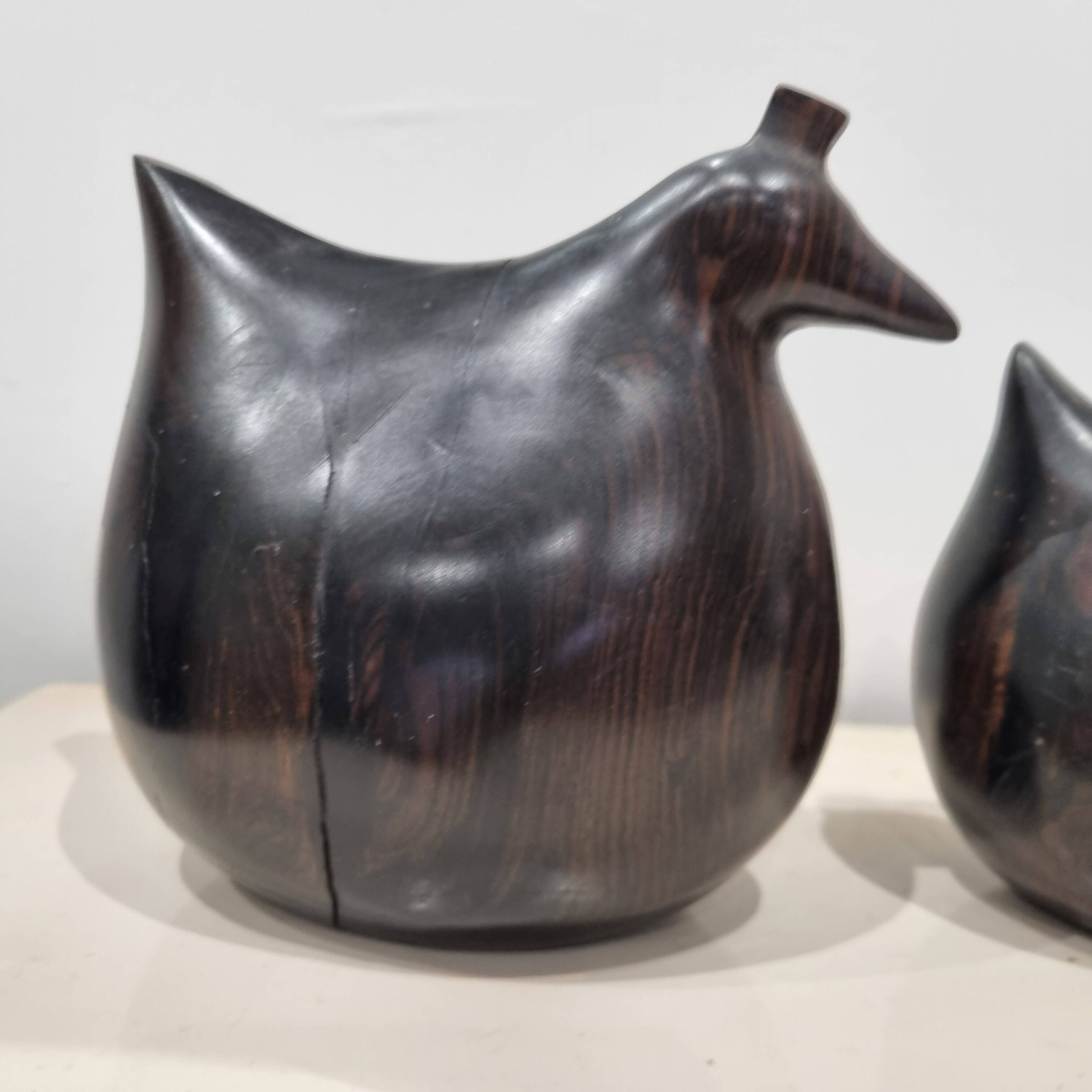Trio de sculptures poules en ébène