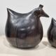 Trio de sculptures poules en ébène