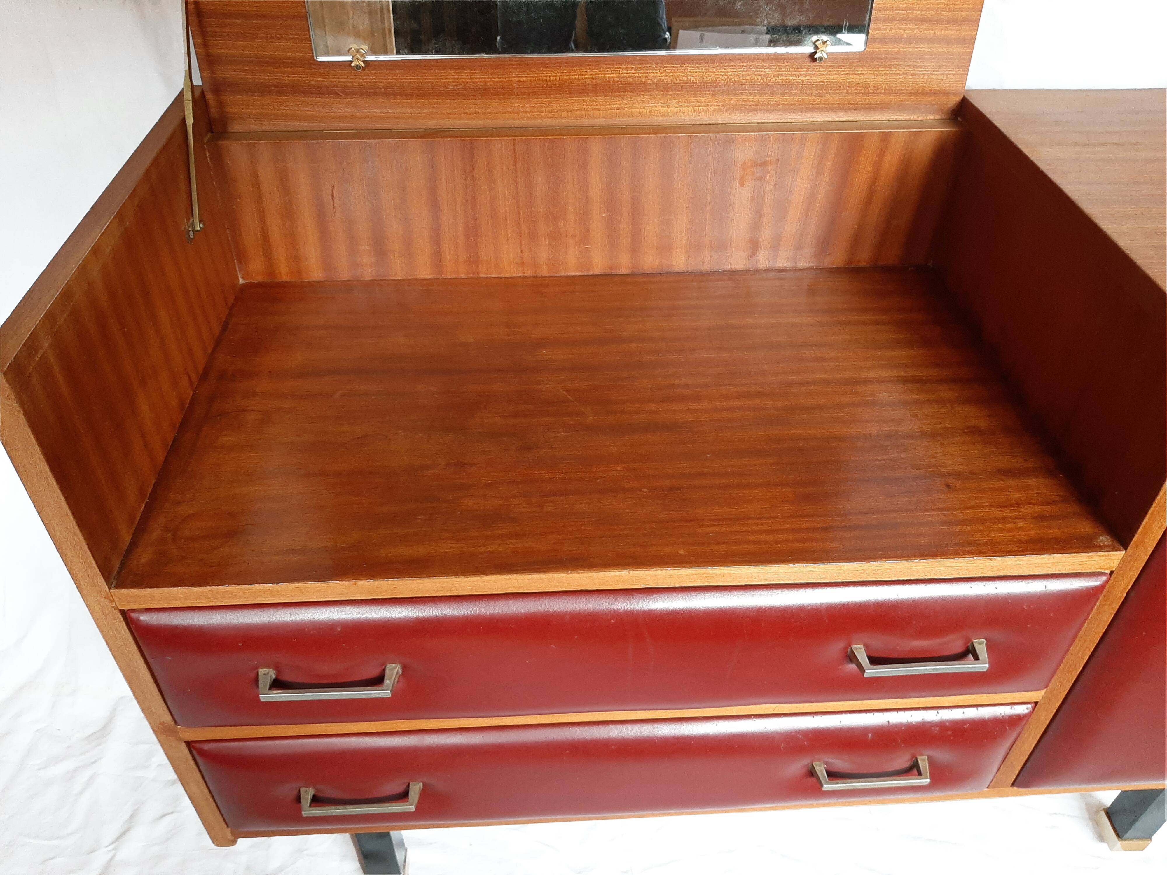 Chest of drawers dressing table