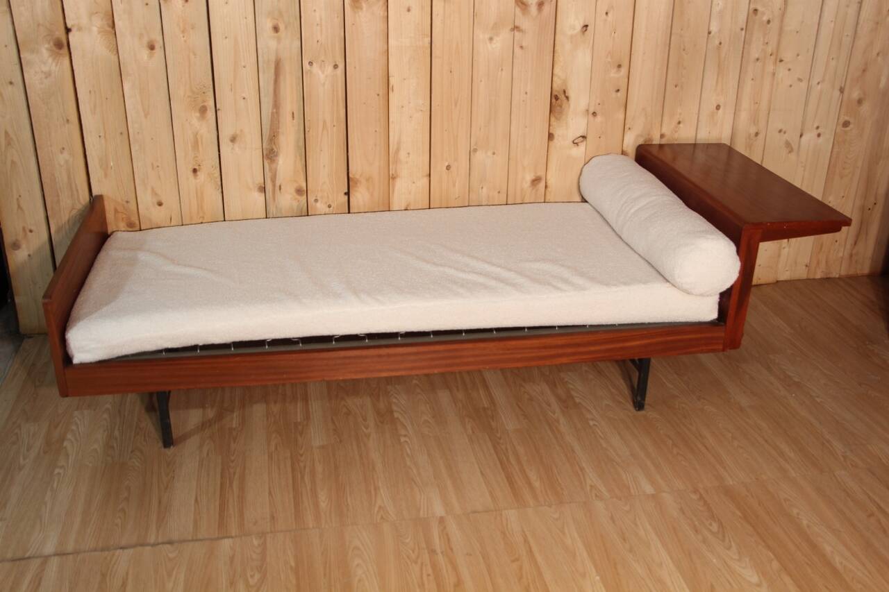 LC5 daybed model by Pierre Guariche