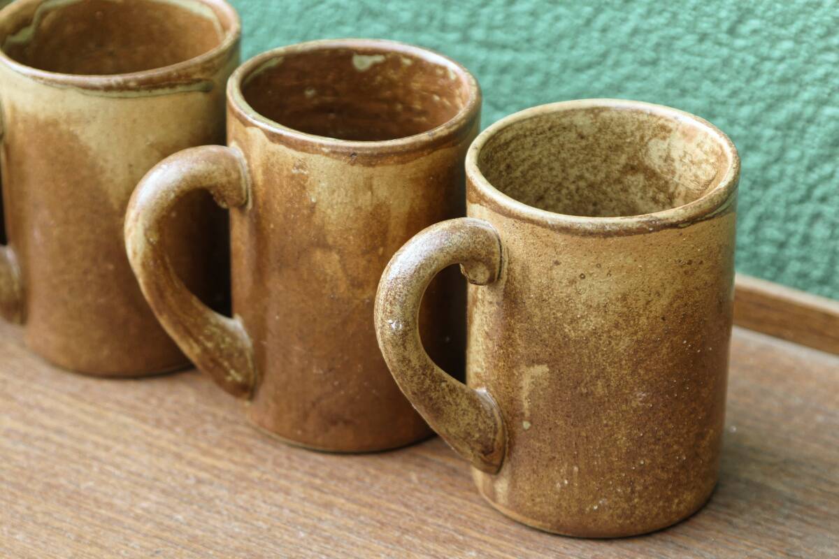 Lot de 4 mugs en grés, signés Jean Gaubier