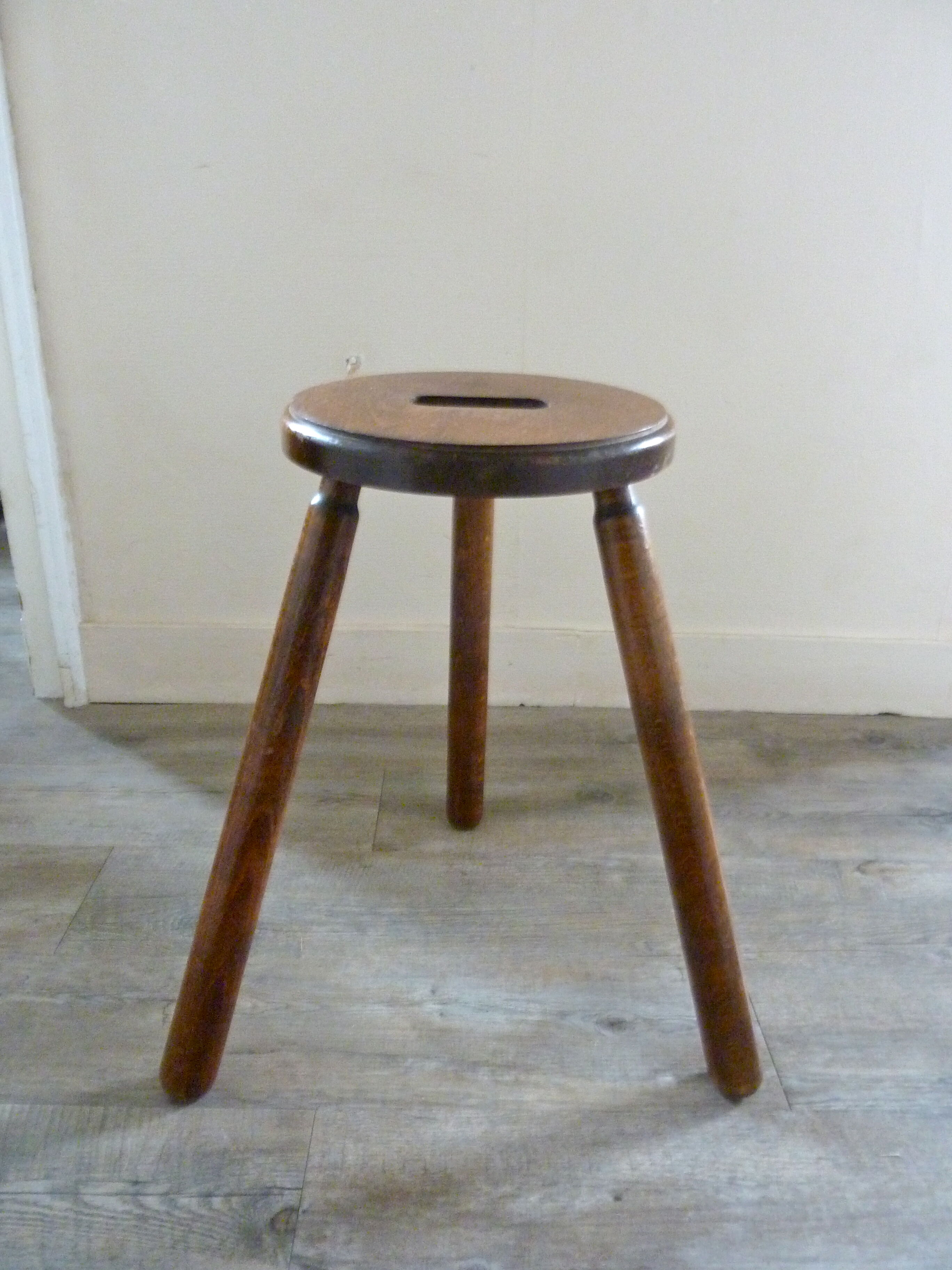 Tripod stool in raw wood with handle