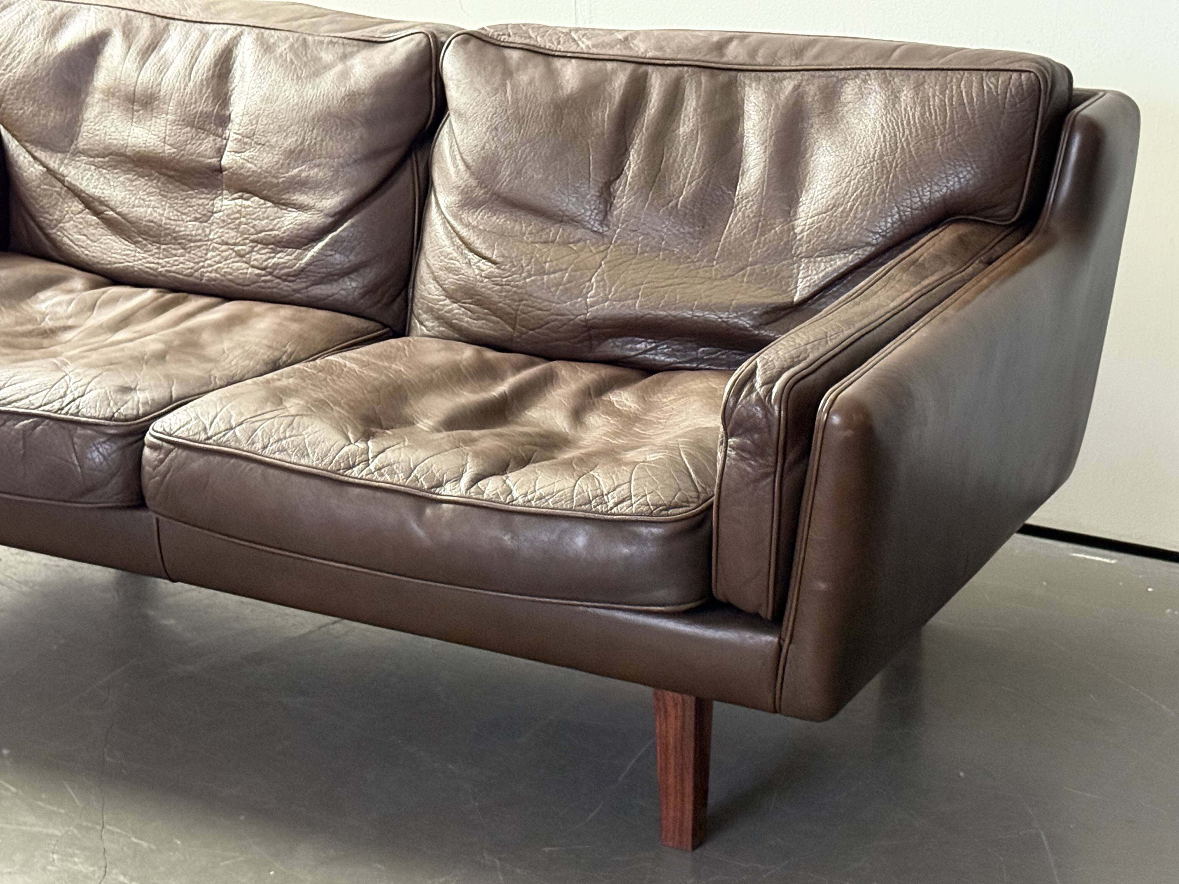 2-seater sofa in brown leather, Illum Wikkelso for Holger Christiansen