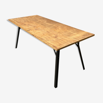 Table à manger industrielle faite à la main de chêne avec des pattes en métal noir