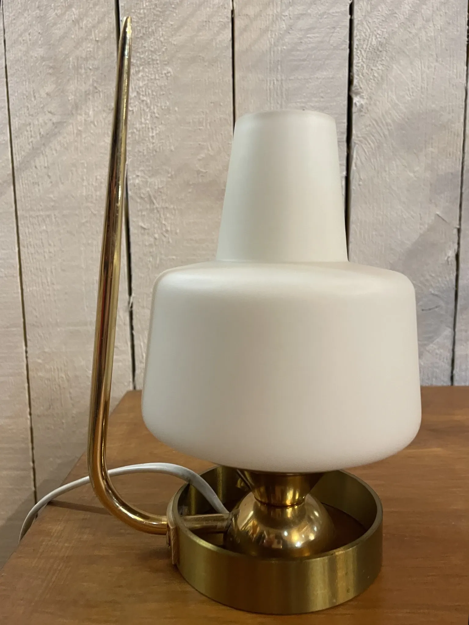 Table lamp in gold metal and opaline.