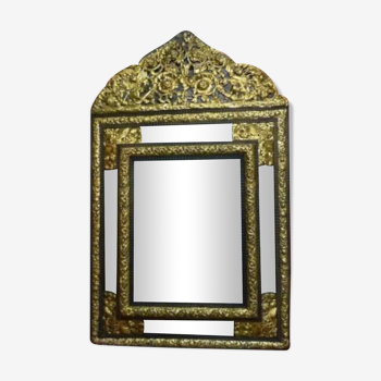 Miroir à fronton décor en laiton repoussé de style Louis XIV