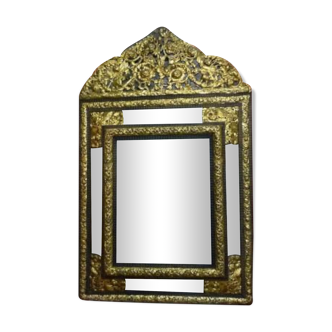 Miroir à fronton décor en laiton repoussé de style Louis XIV