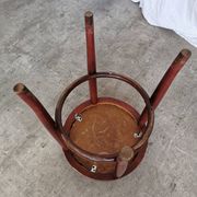 Tabouret de pub irlandais vintage : assise en cuir vert, bois courbé, style Thonet