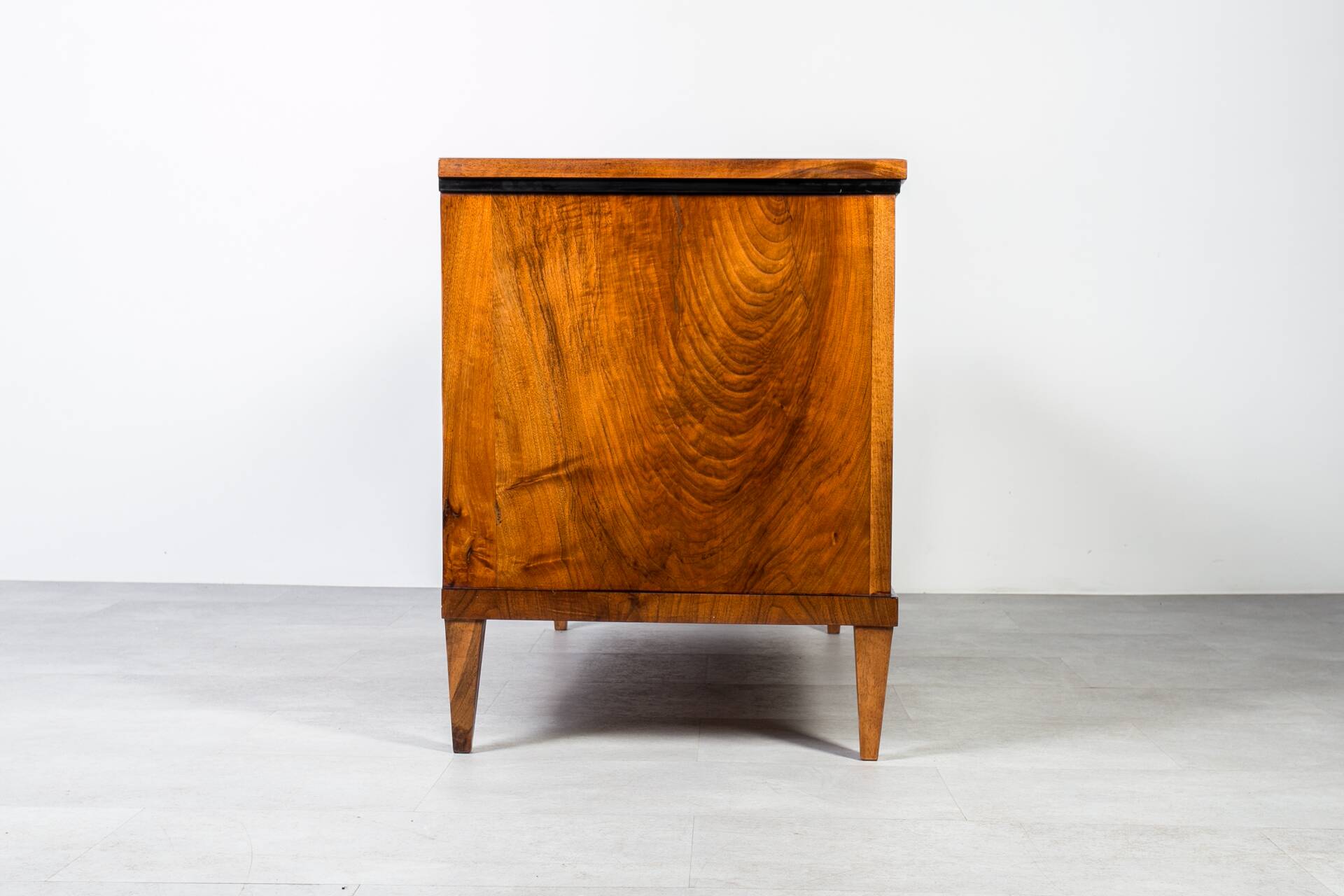 Commode allemande en noyer du XIXe siècle – Entièrement restaurée, vernis à l'ancienne