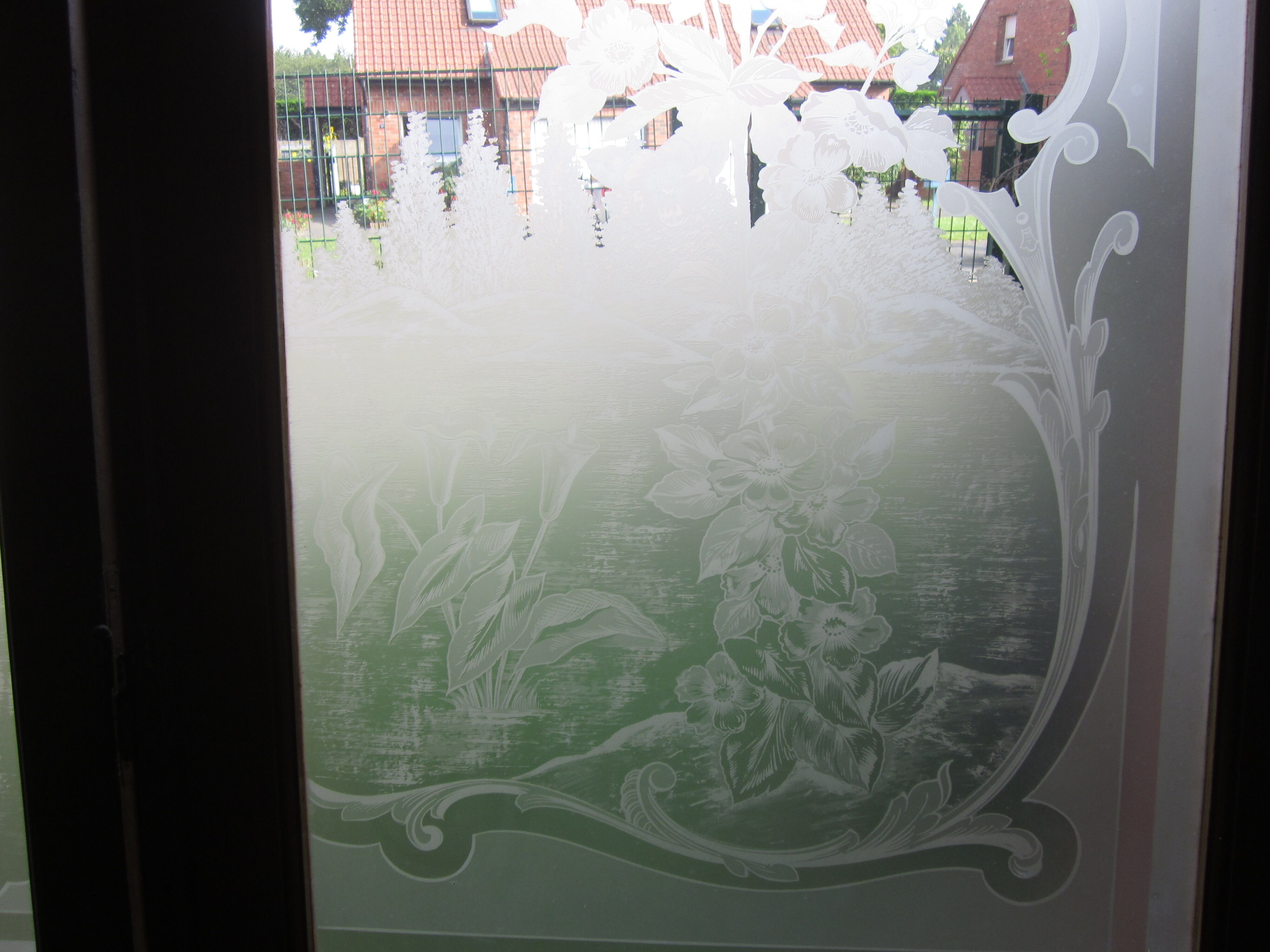 Separation of 3 engraved glass doors