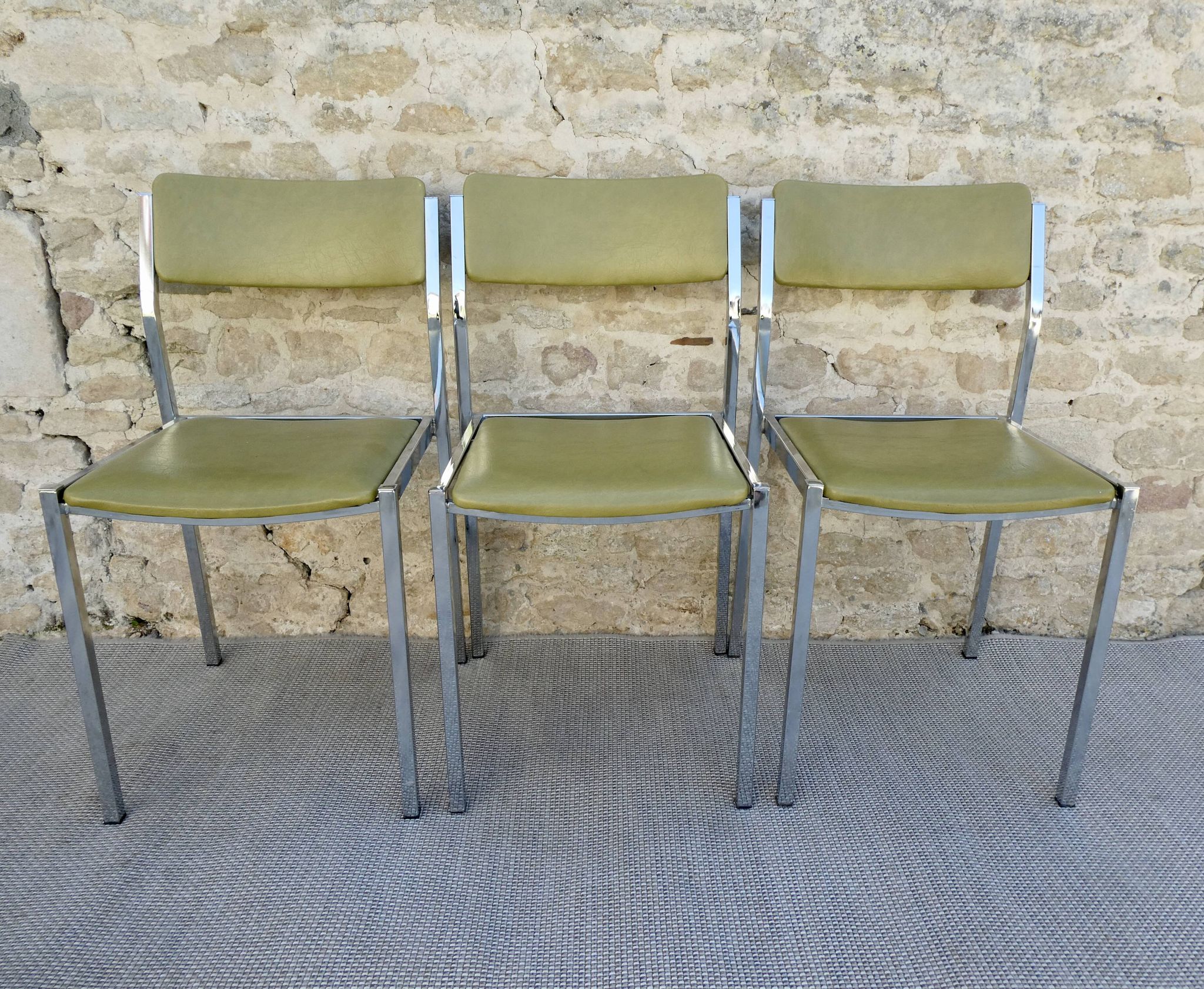 Lot of 3 chairs in chrome and khaki green skai, 70s