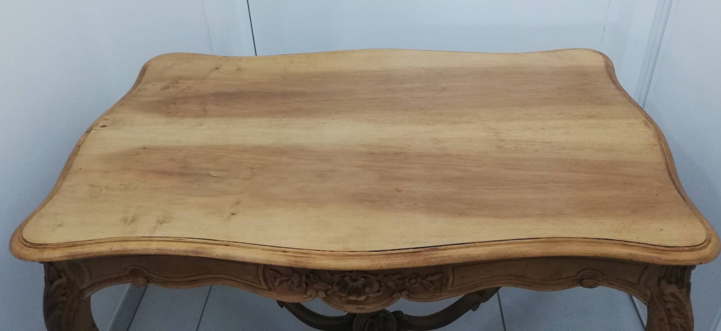 Table à tiroir de style Louis XV