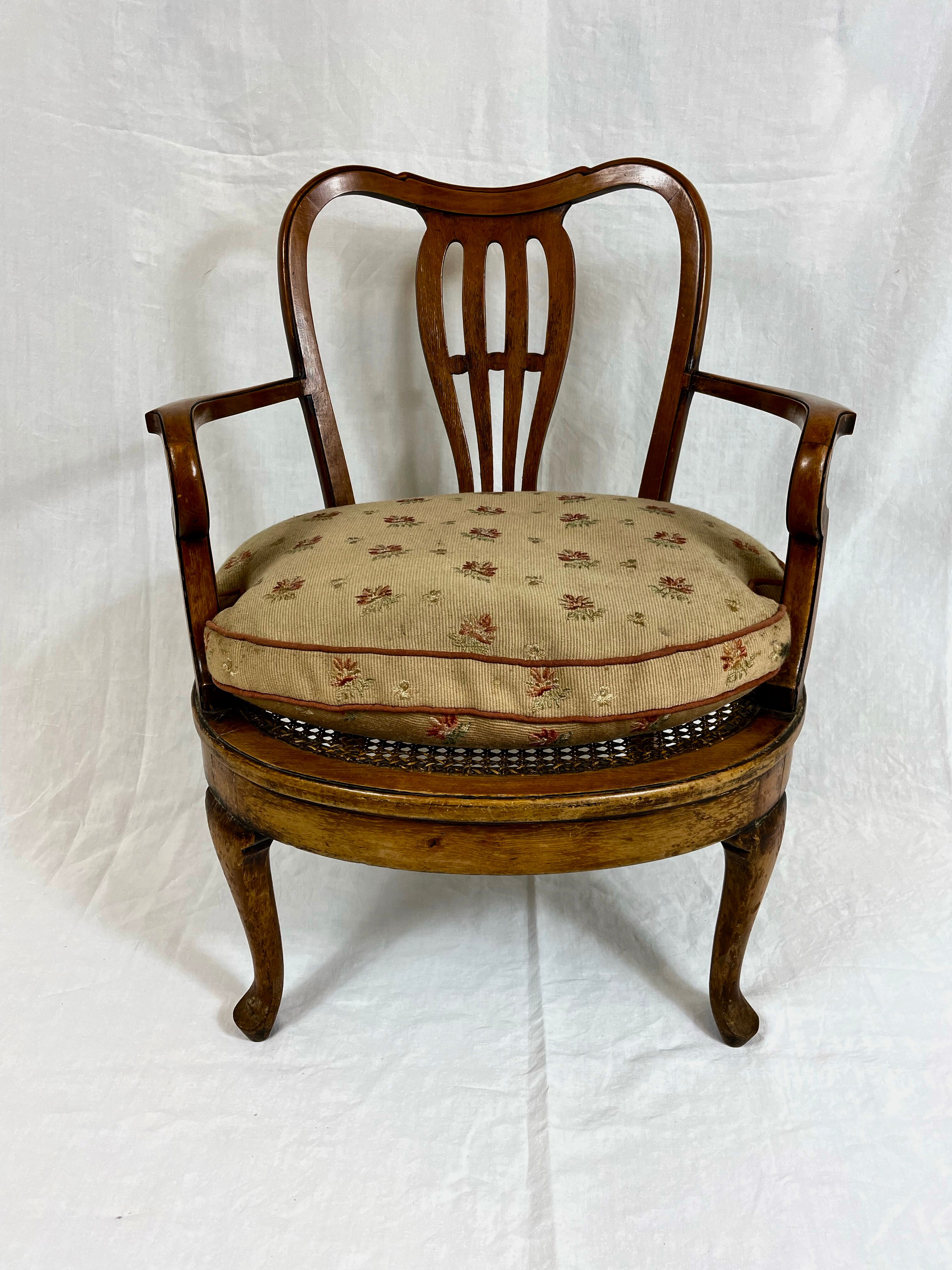 Fauteuil bas anglais en bois ajouré à assise cannée, 19e siècle