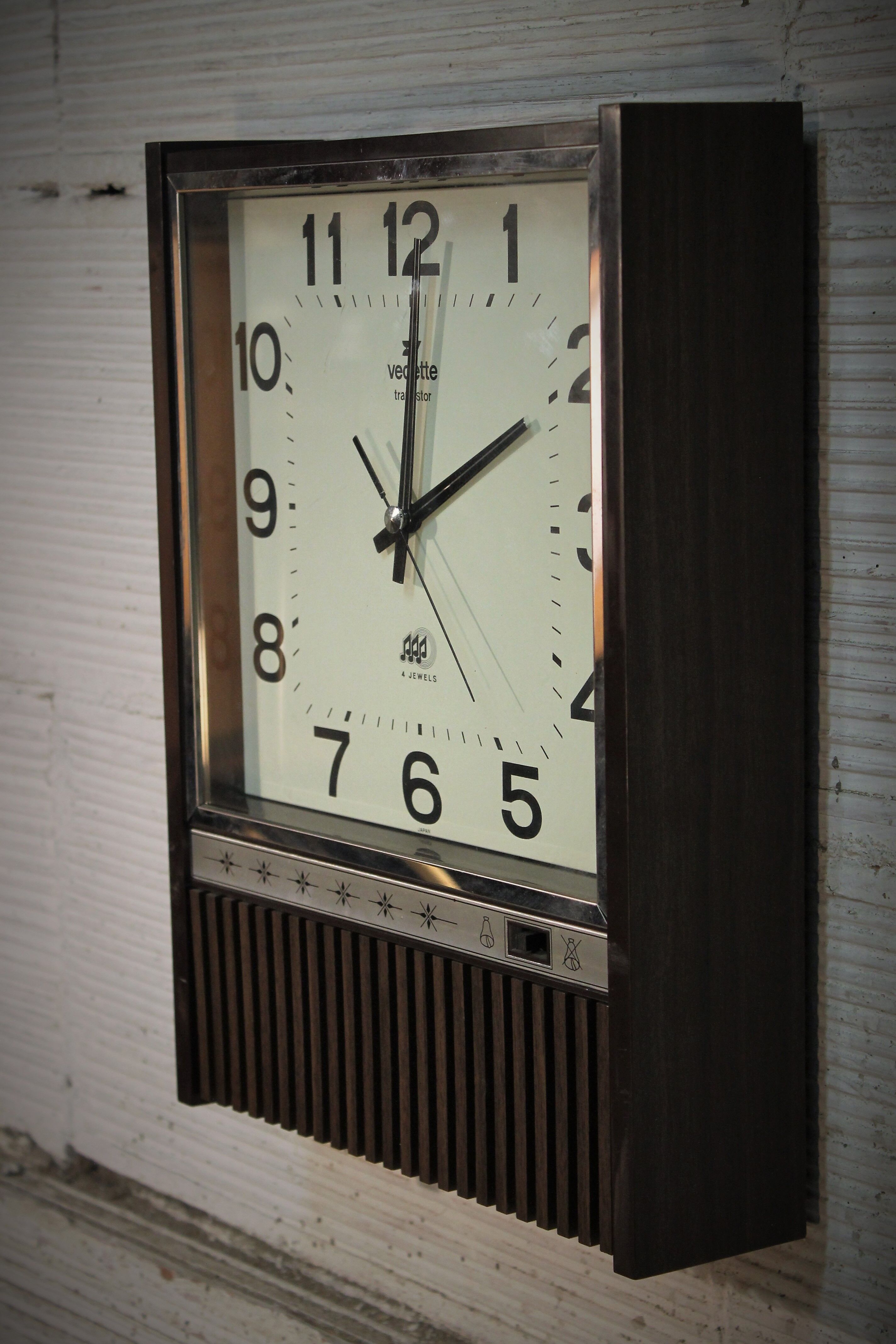 Wall clock features 4 Jewels 80s
